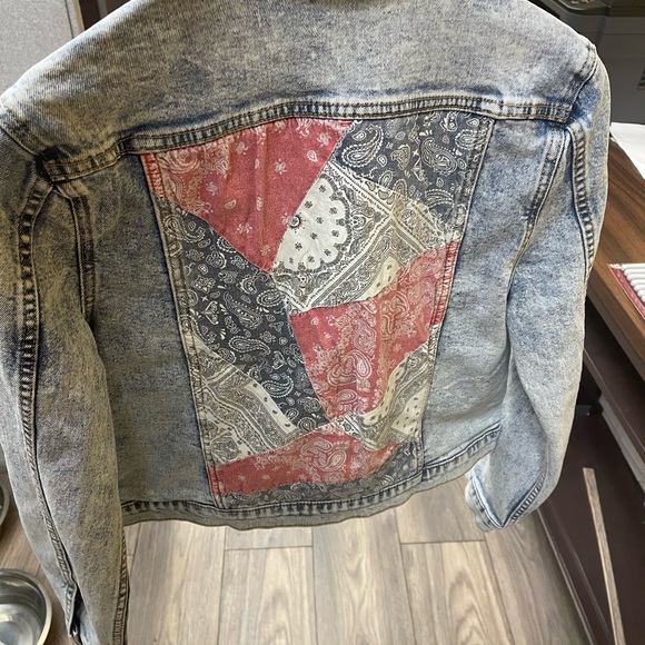 Driftwood Women's Light Wash Patchwork Cropped Button-Front Denim Jacket - Picture 5 of 10